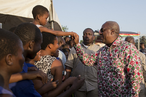 President John Mahama exchanging pleasantries with Ghanaians