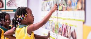 A pupil reading a text on an artwork