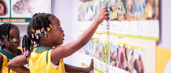 A pupil reading a text on an artwork