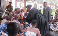 Otumfuo Osei Tutu in a hand shake with Rt Rev Prof Mante