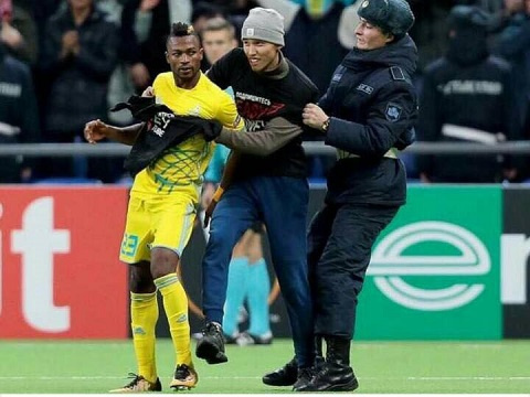 The fan got his moment with Twumasi after jogging unto the pitch before he was escorted off