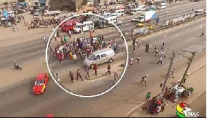 Pedestrians dangerously crossing the N1 road at the Lapaz traffic intersection