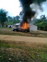 Youth of Bredi burnt down a vehicle in Kintampo