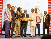 Dr. Mahamudu Bawumia presenting the award