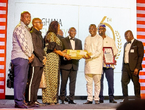 Dr. Mahamudu Bawumia presenting the award