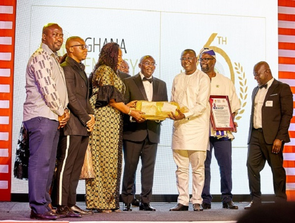 Dr. Mahamudu Bawumia presenting the award