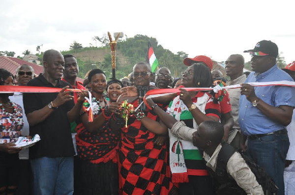 Vice President, Amissah-Arthur commissioning the new market at Assin Ngrese