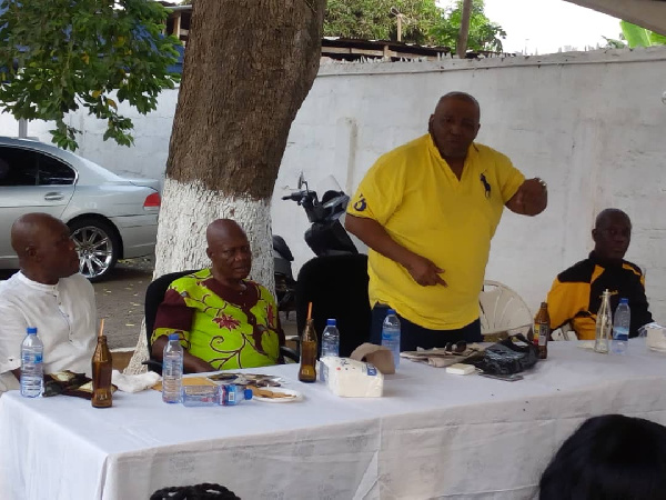 George Haldane-Lutteordt (yellow) talking to the gathering