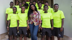 Yvonne in a group photography with Ghana