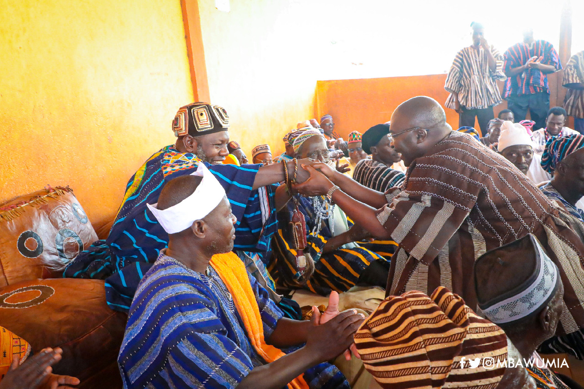 Bawumia greets the Bunkpurugu Chief