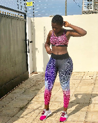 Fella Makafui flaunts her flat tummy