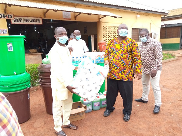 Vice President of Dagbon Forum, Alhaji Sintaru Mahama (L)