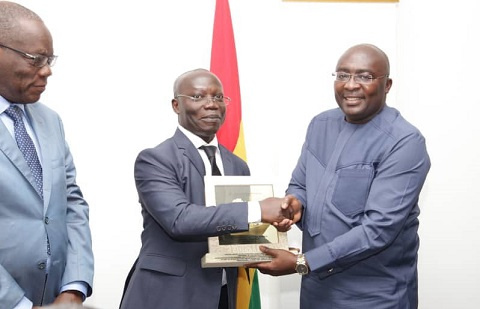 Vice President Dr Mahamudu Bawumia receiving the award on behalf of the President