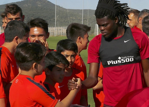 Thomas Partey with some of the kids