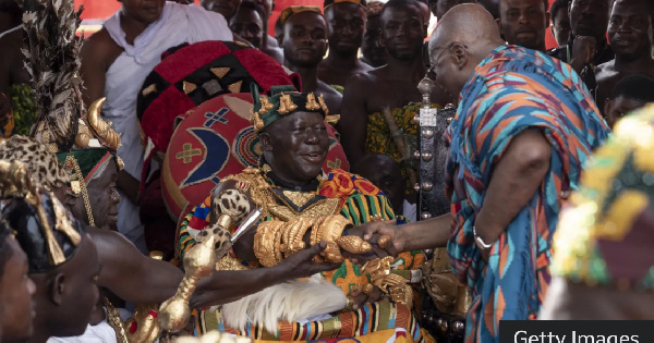 Afia Pokua does not think the president (right) should bow to the king (centre)