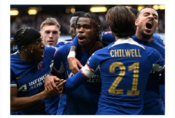 Chelsea players jubilate after securing a 4-2 victory against Leicester City