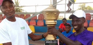 Benjamin Palm receiving his trophy