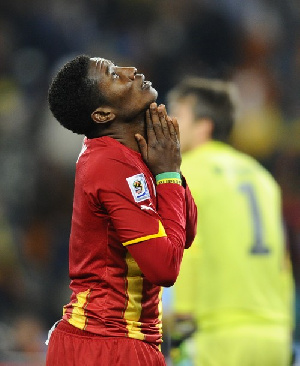 Asamoah Gyan Looks Up 01Oct2010