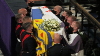 Dem put di coffin of di Duke of Edinburgh for di Royal Vault of St George Chapel