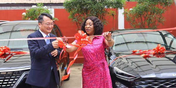 Jung-Taek Lim (left)  presents the vehicles to Shirley Ayorkor Botchwey (right)