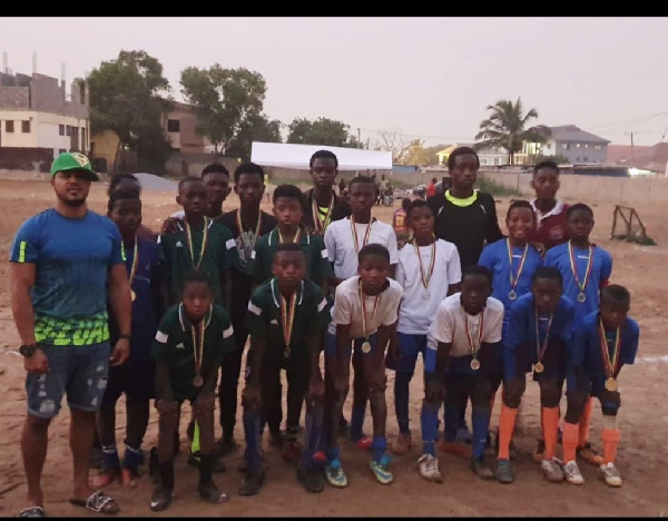 Van Vicker in a pose with some children