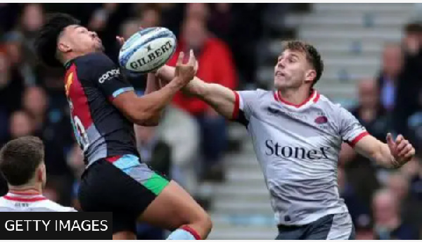 Marcus Smith (left) and Tobias Elliott of Saracens contest a high ball