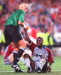 Pierluigi Collina helping Sammy Kuffour back on his feet