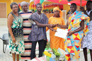 Eric Wuyin Geeyam receiving is award