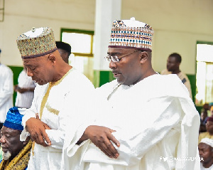 Vice President Dr. Mahamudu Bawumia praying with Inner City and Zongo Development Minister