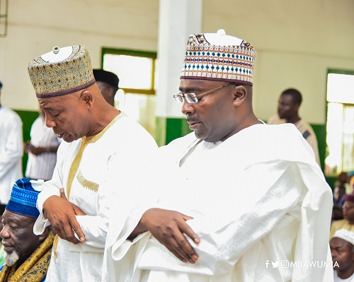 Vice President Dr. Mahamudu Bawumia praying with Inner City and Zongo Development Minister