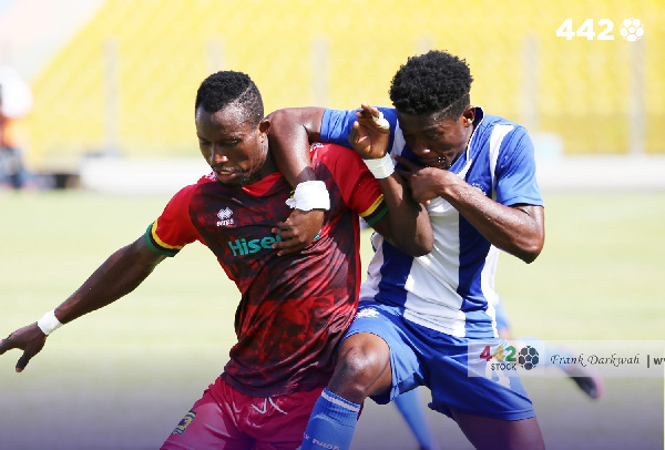 Kotoko's Yussif Mubarik battling Olympics' Samuel Abbey Quaye