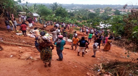 Some indigenes also visited the site to carry some of the sand in polythene bags