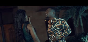 Obibini flirting with a lady in the music video