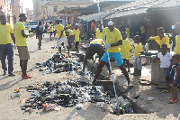 Some employees of Vivo Energy and community volunteers making frantic effort to desilt the gutters