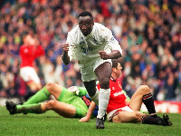 Tony Yeboah scoring against Manchester United