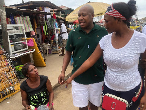 Horace Ekow Ewusi with some market women | File photo