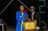 Ghanaian singer-songwriter, Gyidi with his award