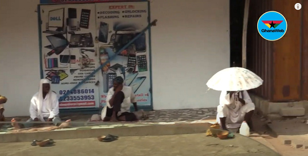 Beggars had lined up in various parts of the city, begging for money