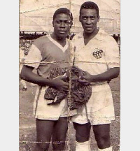 Amusa Gbadamosi presented a smock to Pele in 1969 after the match