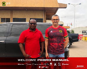 Asante Kotoko's new Physical trainer, Pedro Manuel(R)