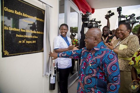 President Akufo-Addo unveiling the plaque for the launch of the Ghana Radio Astronomy Observatory