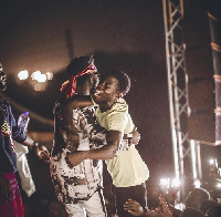 Bisa Kdei hugging a fan at the event