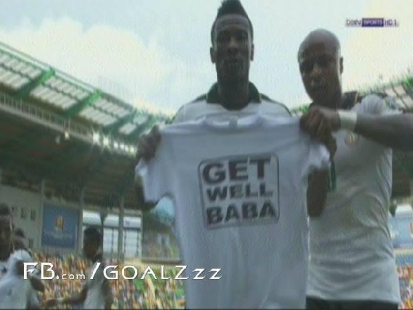 Asamoah Gyan and Andre Ayew produce the shirt with touching gesture for Baba