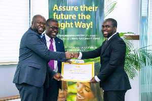 Kwadwo Aduameyaw Mante receiving the award