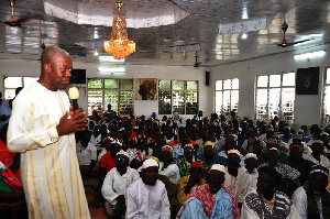 Vice President Kwesi Amissah-Arthur addressing some people at Buipe Wura