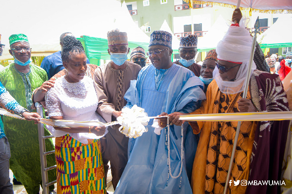 Dr Mahamudu Bawumia cutting the ribbon