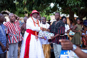 Olu Of The Warri Kingdom In Nigeria Donates To Flood Victims 3