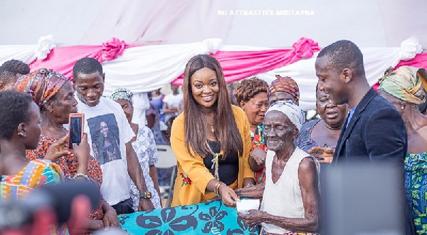 Jackie Appiah with beneficiaries at the Spintex market