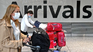 Travellers as dem dey arrive for UK airport