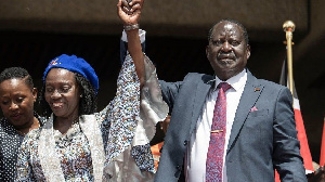 Raila Ofinga (dama) da mataimakinsa Martha Karua